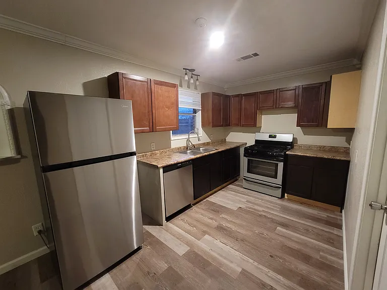 805 Lamar St — Photo 6