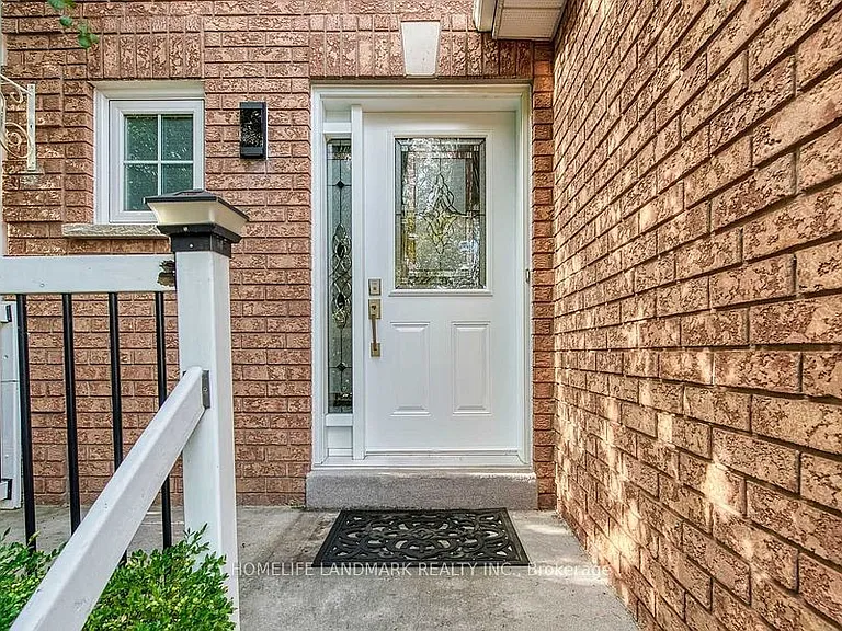 2319 Springfield Cres — Photo 2