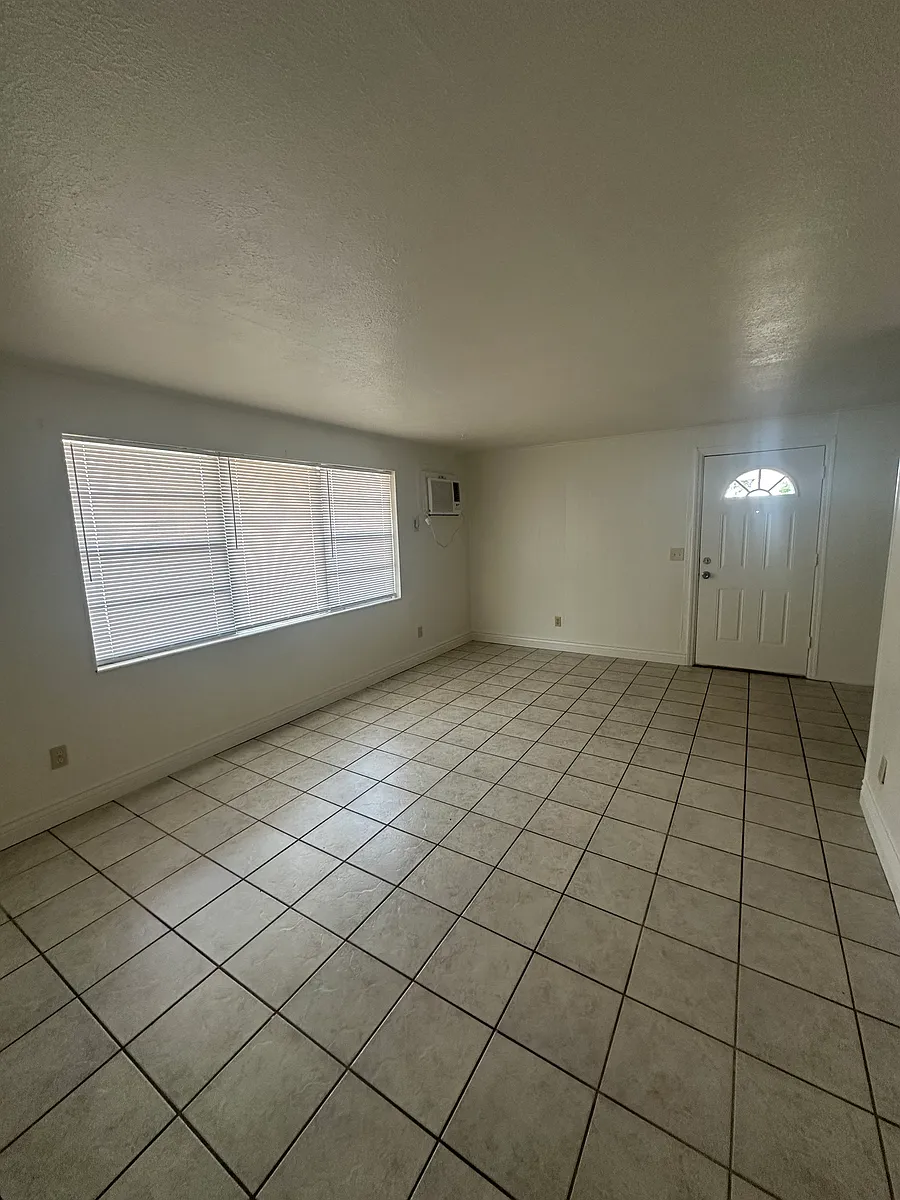 Building Photo - 3 E Lake Howard Dr #B