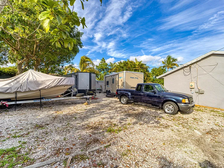 481 SW Voltair Ter — Photo 4