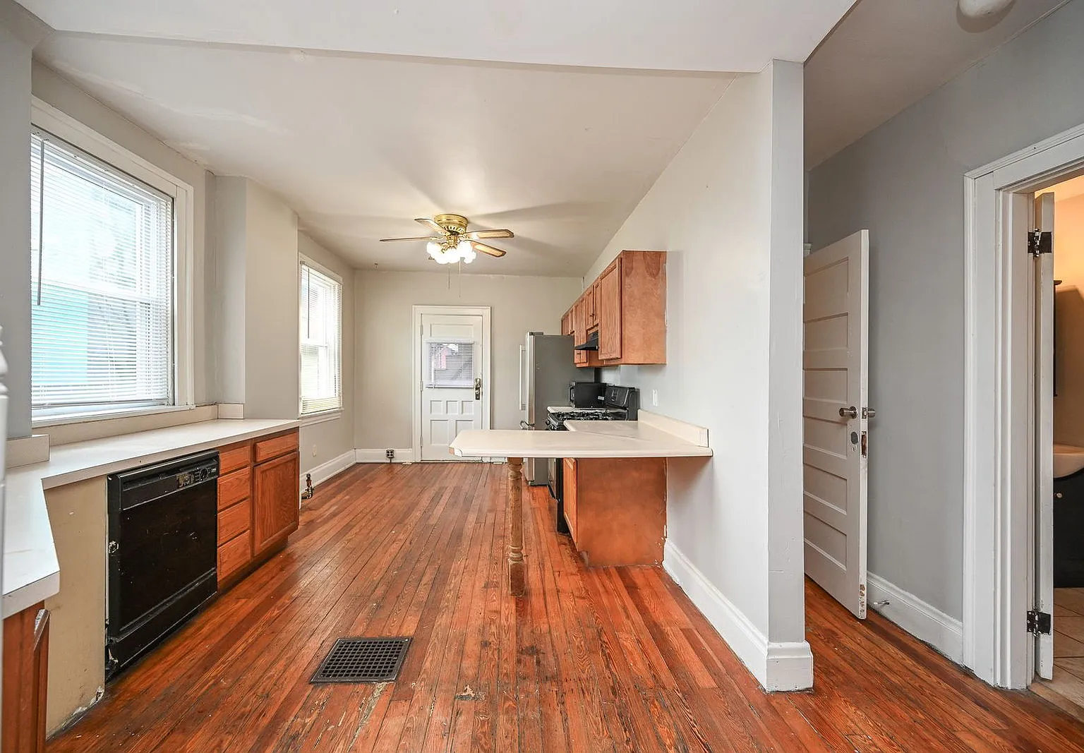 3 bed, 1.0 bath, 1231 sqft, $1,725 — Photo 3