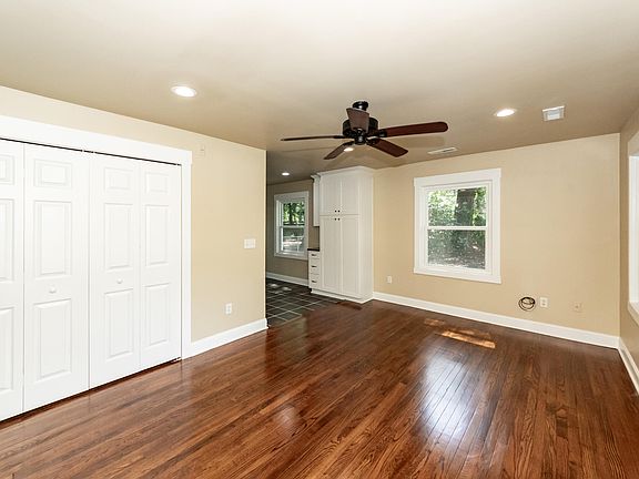 4th image of 1126 Pauline Ave