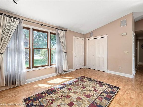 5th image of 121 W Linda Ave