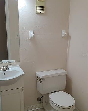 4th image of 3813 N Oak Dr Unit F12
