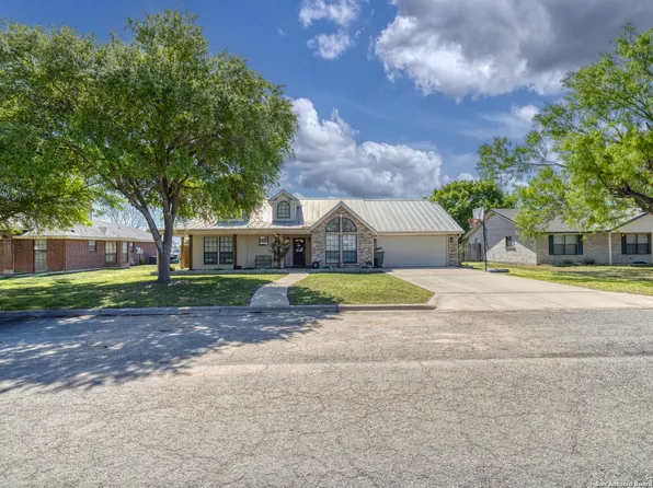 2117 HACKBERRY CIR, Uvalde, TX 78801