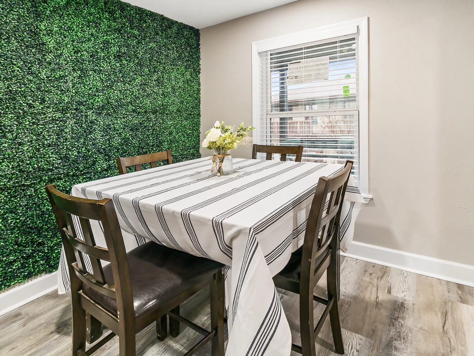 2 bed, 900 sqft, $1,800 — Photo 4