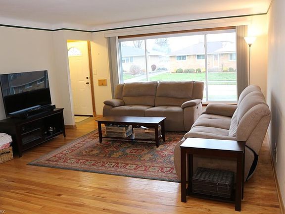 3rd image of 360 E Dawnwood Dr