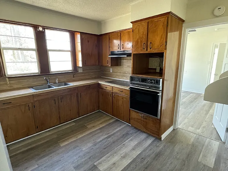 807 Kings Rd — Photo 4