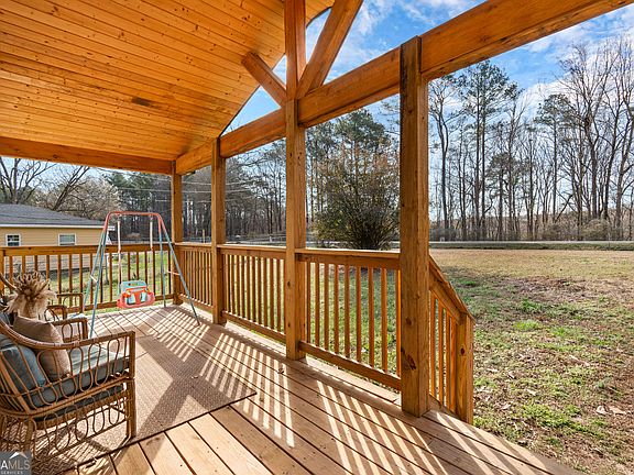 4th image of 329 Camp Rd