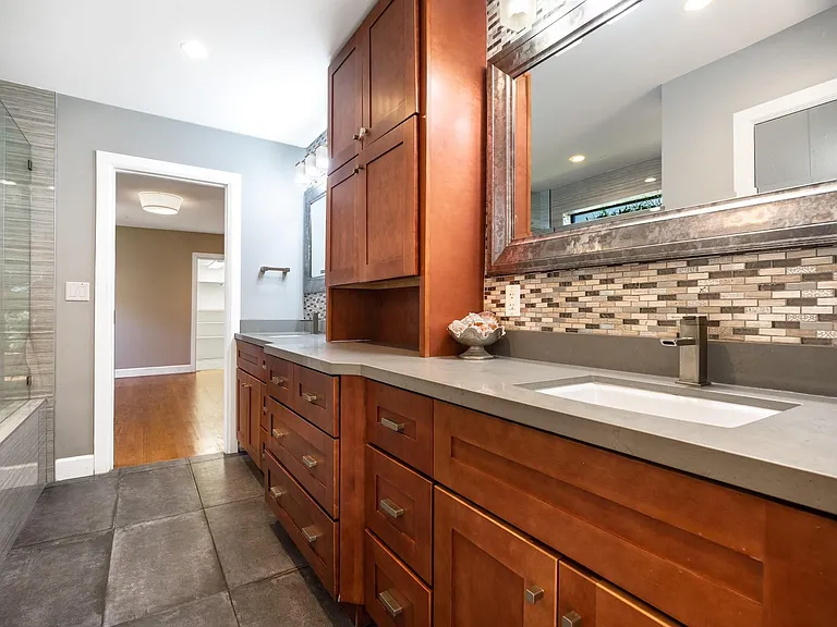 15 S Victoria Park Rd — Photo 13