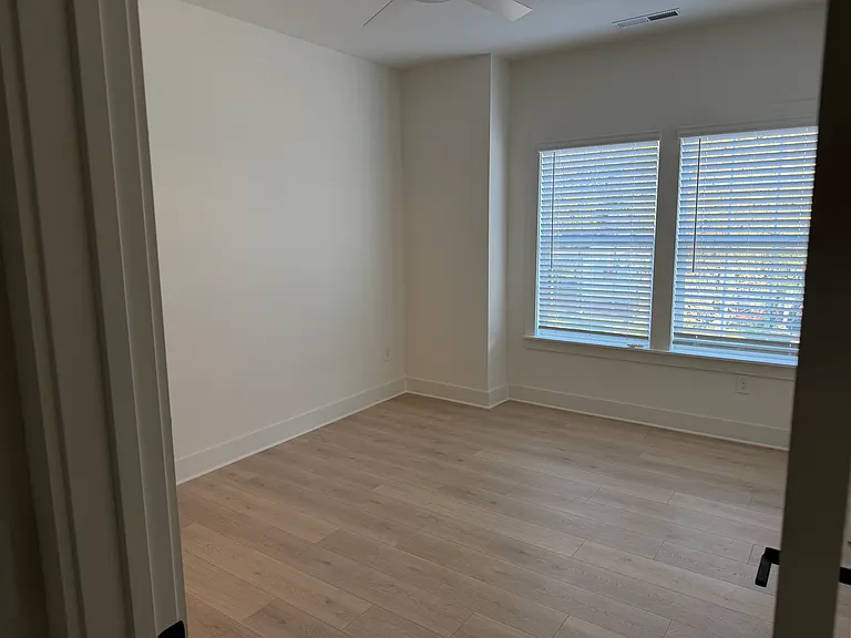 1015 Carter Ave — Photo 13