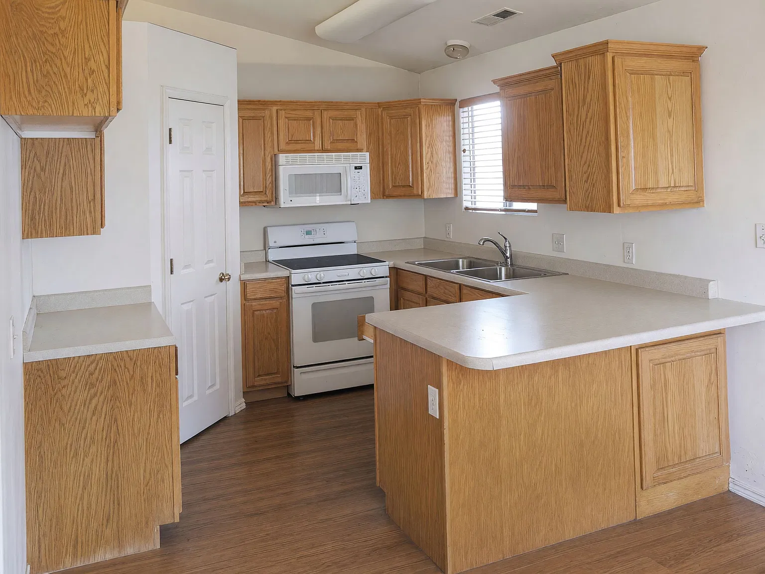5 bed, 2215 sqft, $2,425 — Photo 4