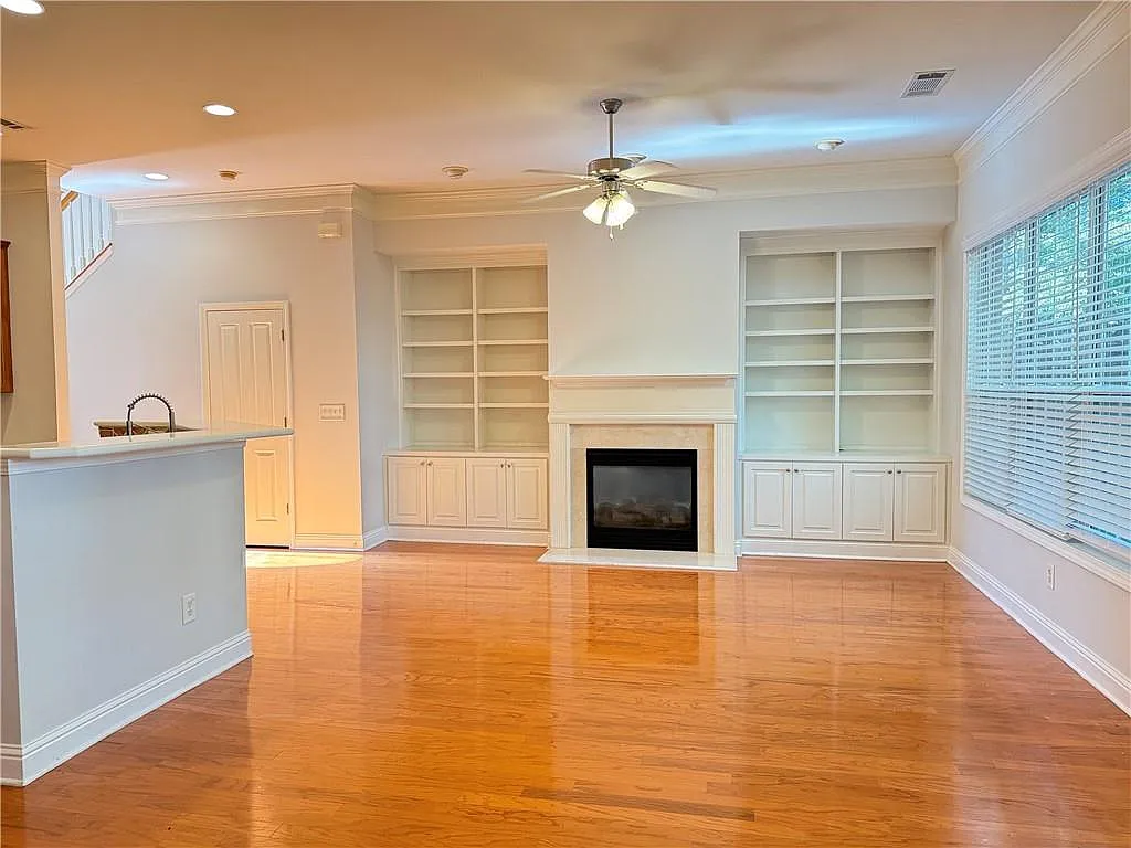 3 bed, 2.5 bath, 2094 sqft, $2,700 — Photo 3