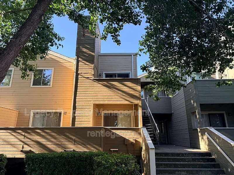 2 bed, 2.0 bath, 968 sqft, $1,750 — Photo 2