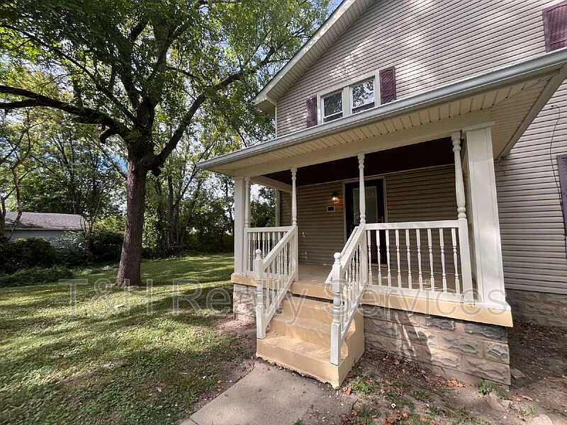2 bed, 1.0 bath, 1152 sqft, $1,200 — Photo 2