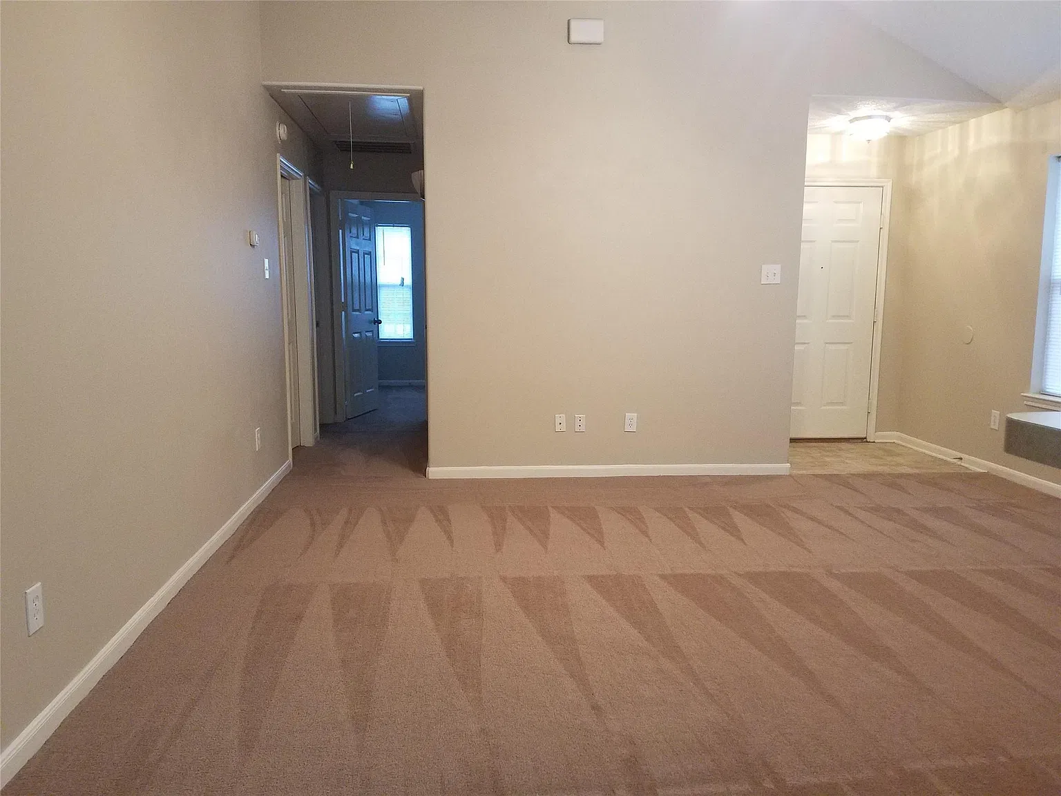 4 bed, 2.0 bath, 1328 sqft, $1,600 — Photo 4