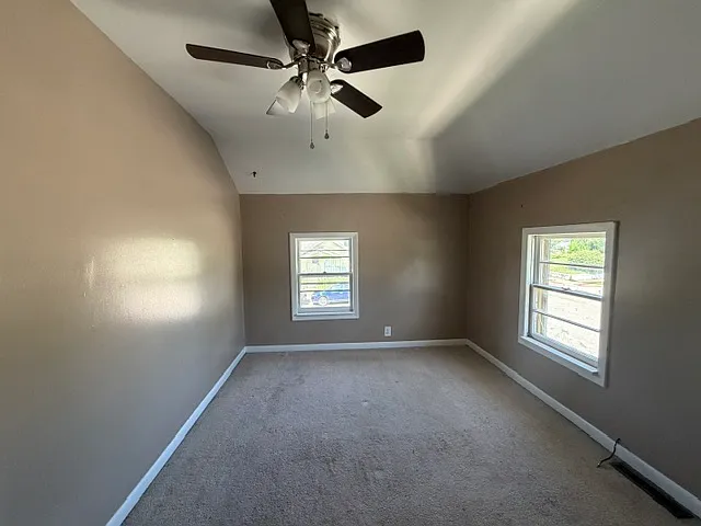 724 Elizabeth St — Photo 10