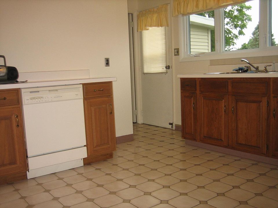 2nd image of 1907 Poe St
