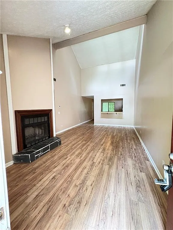 2 bed, 2.0 bath, 3483 sqft, $1,550 — Photo 2