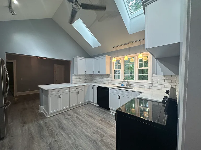 31 Park Ave — Photo 2