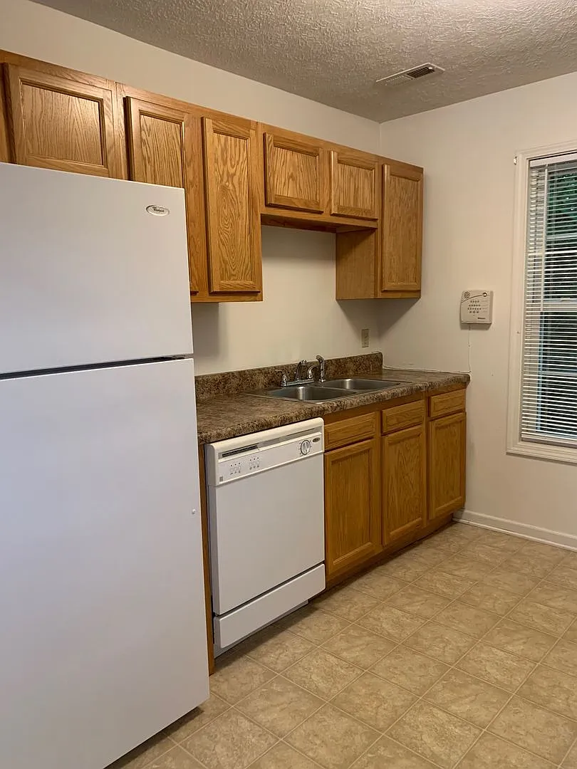 2 Bedroom 2.5 Bath Townhouse — Photo 4