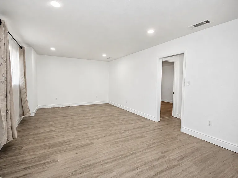 917 N H St — Photo 11