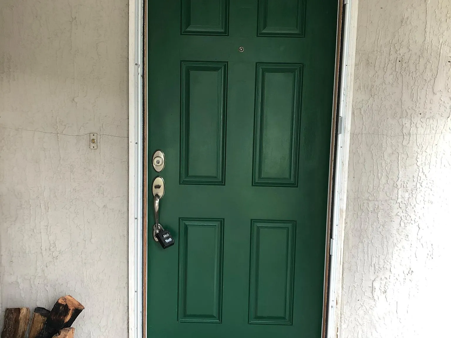 3 bed, 1637 sqft, $2,100 — Photo 1