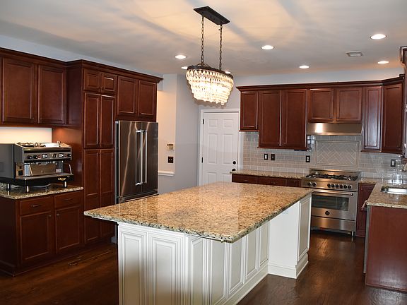 4th image of 19511 Dufour Ct