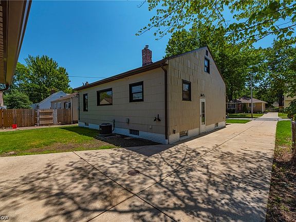 3rd image of 2802 Heresford Dr