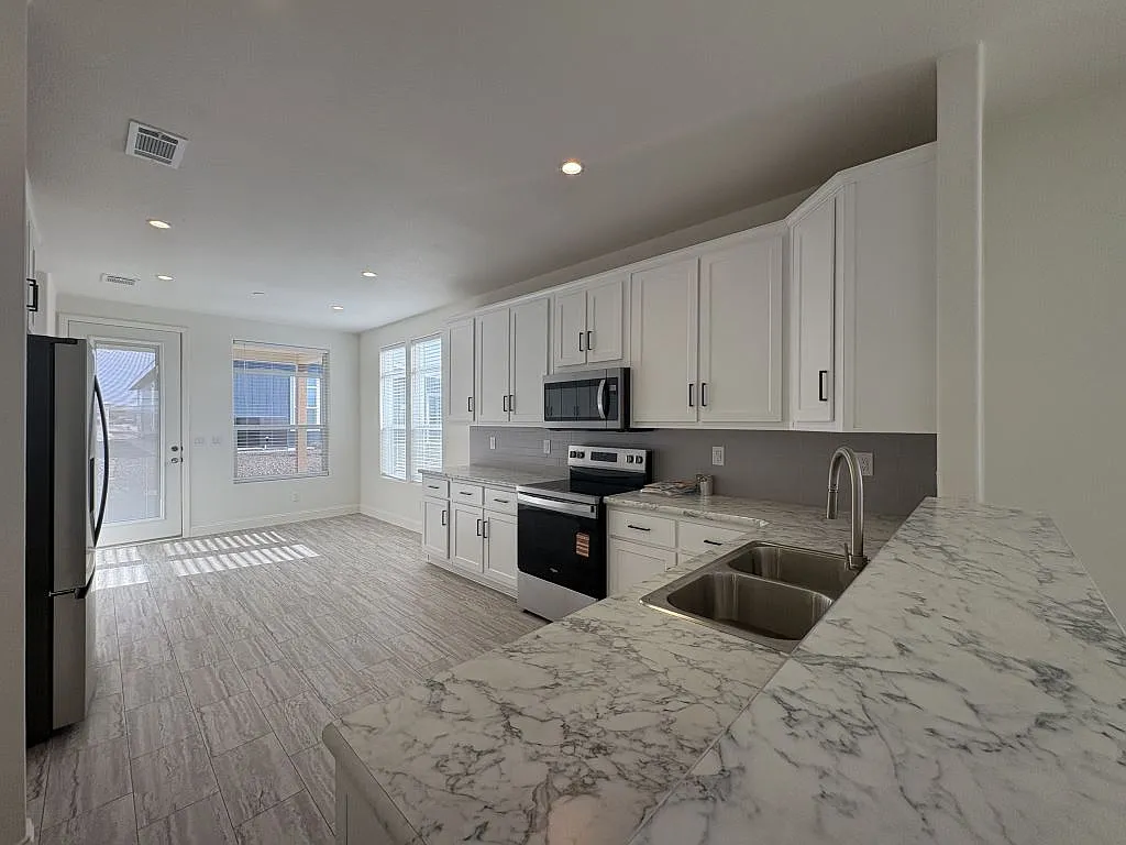 2 bed, 2.0 bath, 1634 sqft, $1,499 — Photo 2