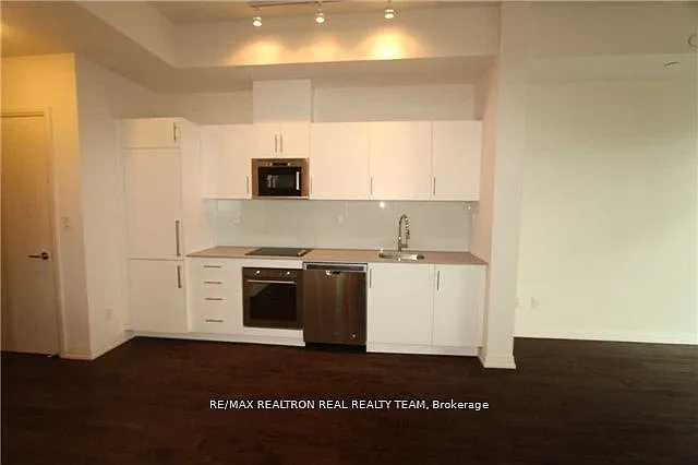 460 Adelaide St E #1018 — Photo 3