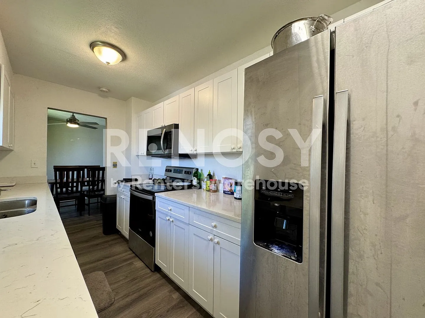 Charming 3 Bed 1 Bath home in Lakewood. — Photo 3