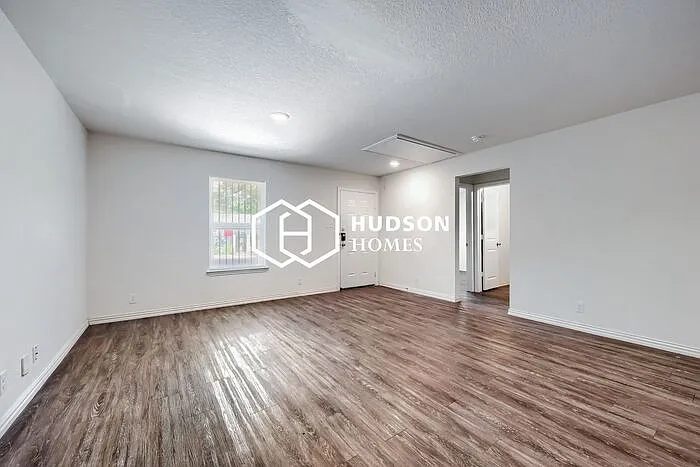 3 bed, 2.0 bath, 1090 sqft, $1,149 — Photo 3
