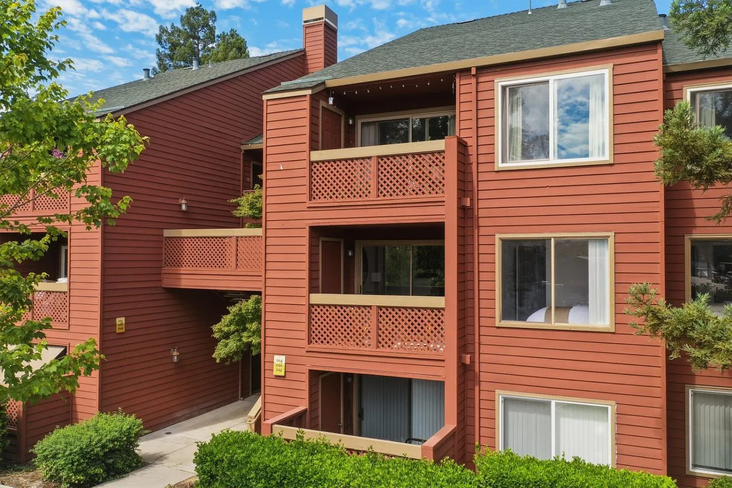 2 bed, 922 sqft, $3,250 — Photo 1