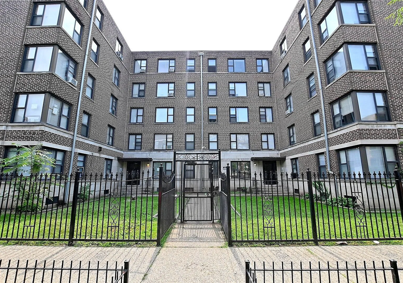 7200 Coles — Photo 1