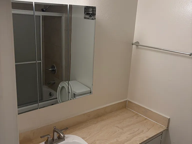 1552 N Mariposa Ave #1 — Photo 5