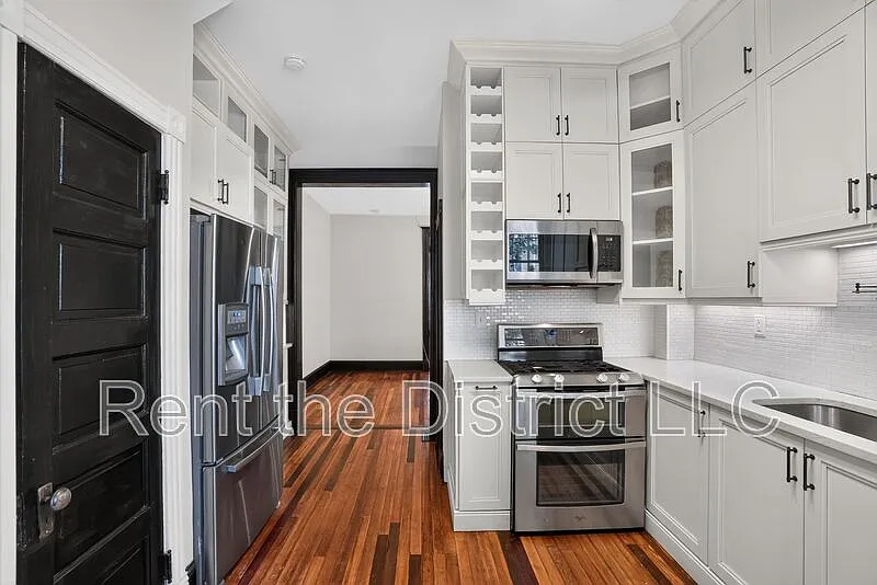 6 bed, 4.5 bath, 2689 sqft, $6,995 — Photo 3