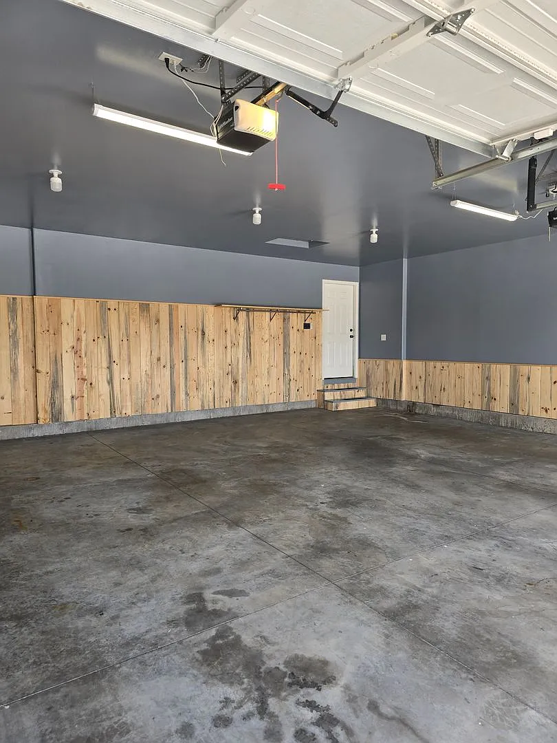 Newer One Level w/Huge Garage — Photo 4