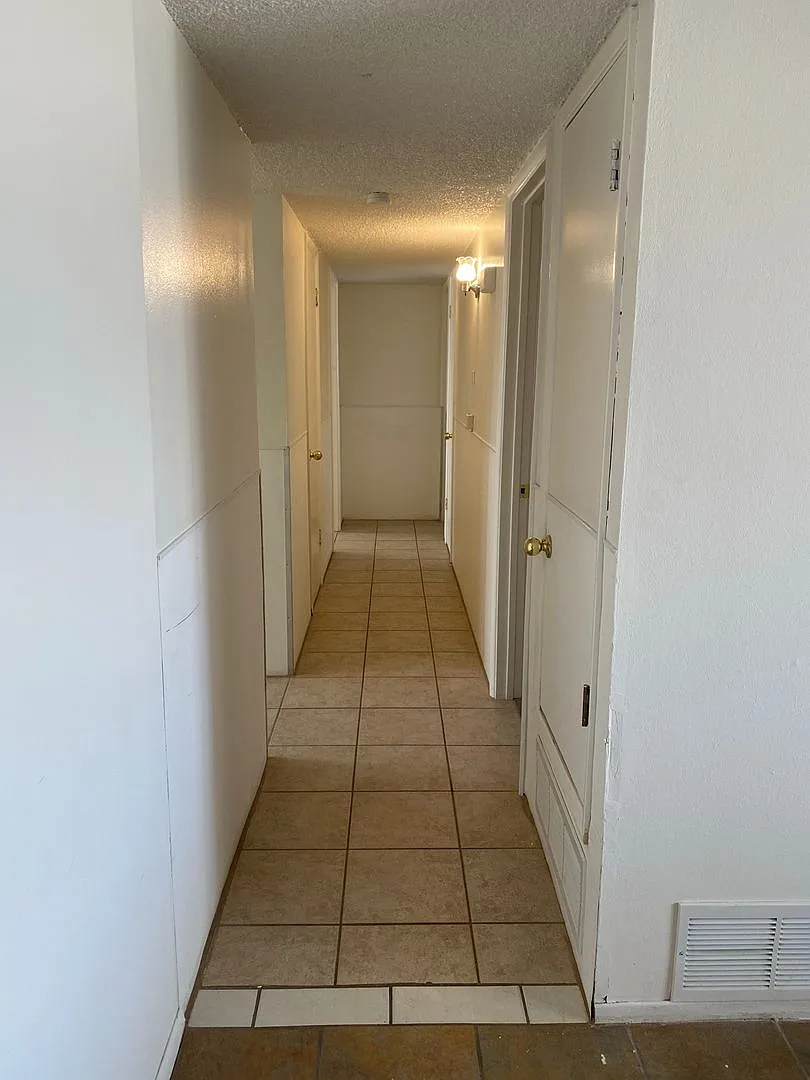 3 Bedroom 2 Bathroom Home — Photo 4