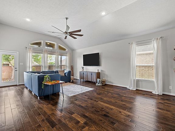 5th image of 211 Meadow Ridge Way