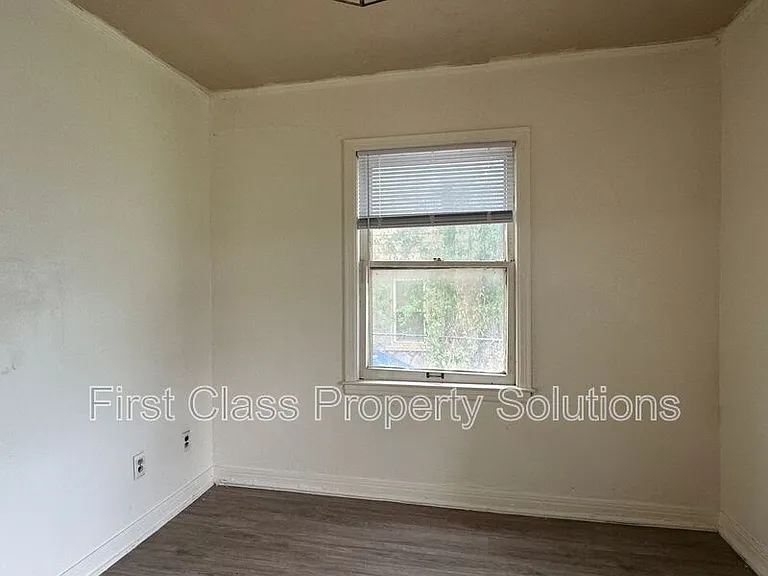 1904 NE 25th St — Photo 10