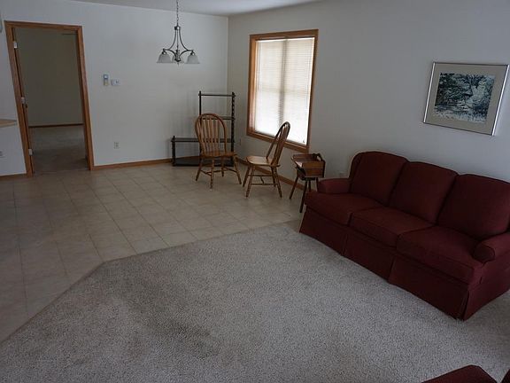 Living room/dining area