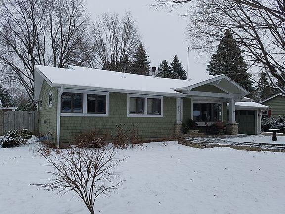 2nd image of 200 Niagara Ln N