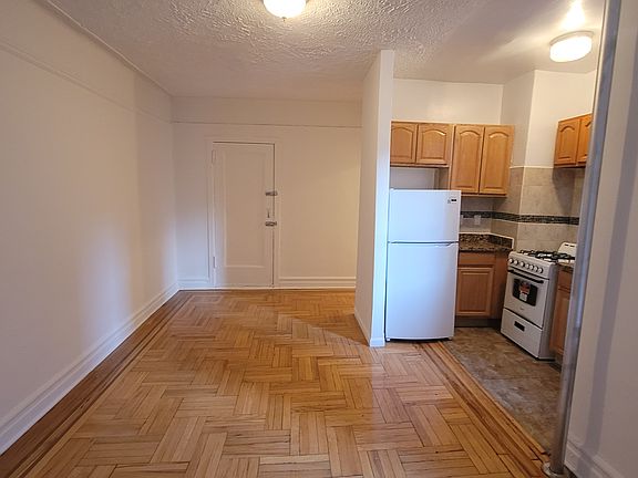 3rd image of 3204 Holland Ave #A
