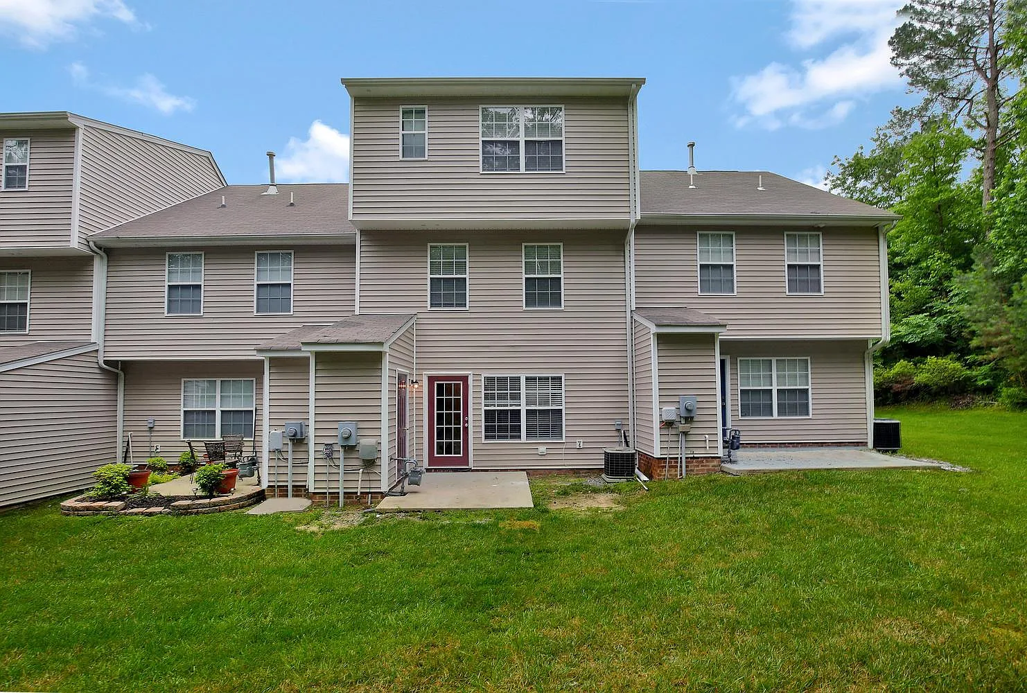 3 bed, 3.5 bath, 1740 sqft, $2,000 — Photo 3