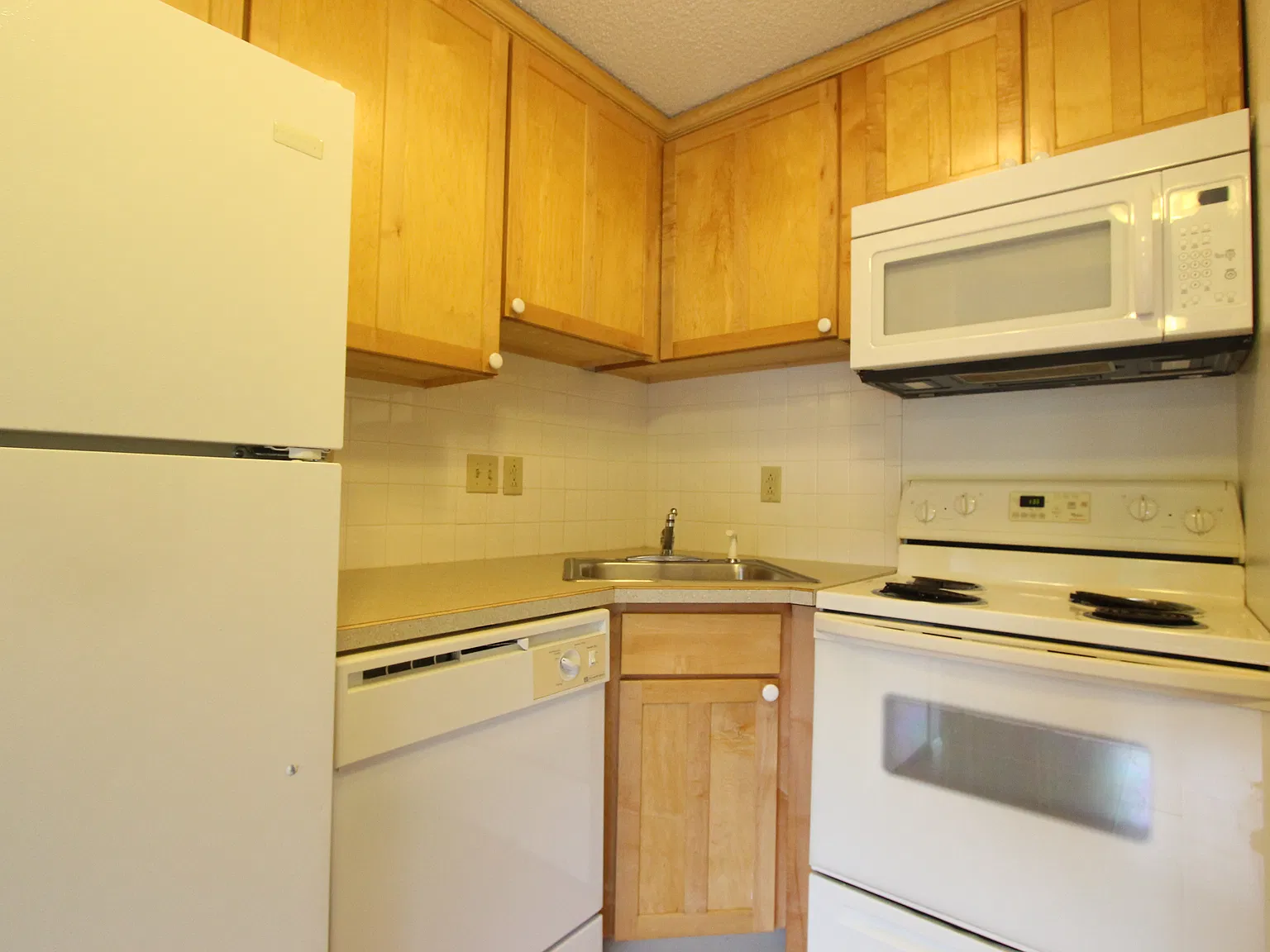3 bed, 900 sqft, $4,740 — Photo 2