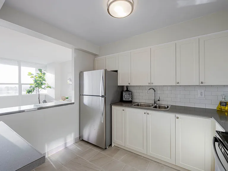 1130 Queens Ave — Photo 8