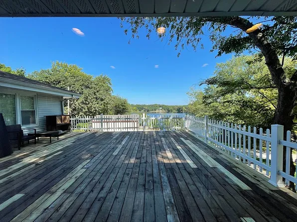 104 Lakeview Dr, Oakwood Hills, IL 60013