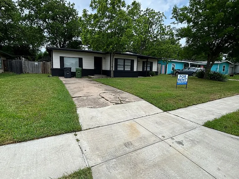 805 Biggs Ter — Photo 1