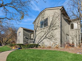 33 Shoreline Rd APT B, Lake Barrington, IL 60010